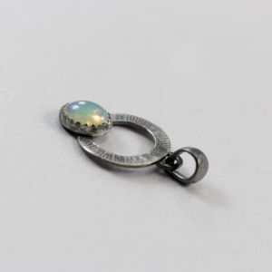 opal etiopski, opal z Etiopii, srebro, wisiorek fakturowany, srebrna biżuteria z opalem, chileart, biżuteria autorska, wisiorek srebrny